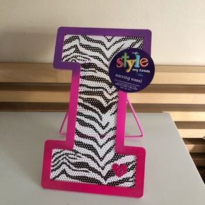 Justice “I” Earring Easel